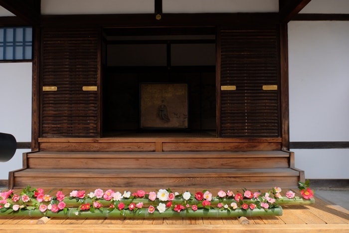 霊鑑寺の椿　撮影スポット　竹に生けられた椿　画像