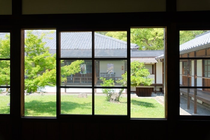 閑院宮亭跡写真撮影スポット3：窓ごしのグリーン